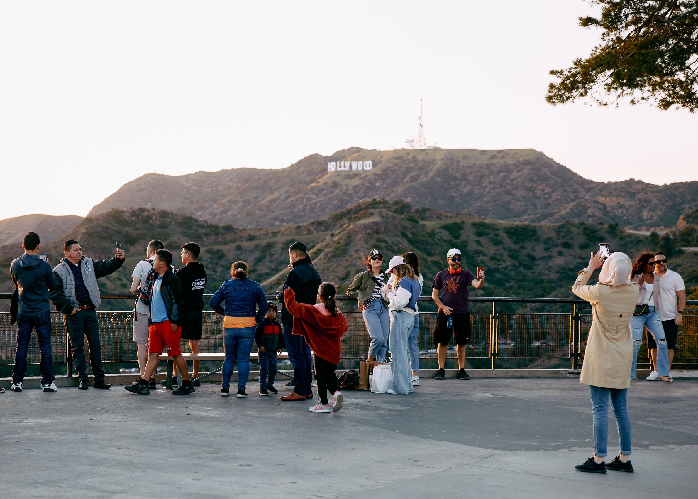 Tourists taking pictures of the Hollywood sign | Los Angeles | Editorial and Commercial Photographer Patrick Strattner