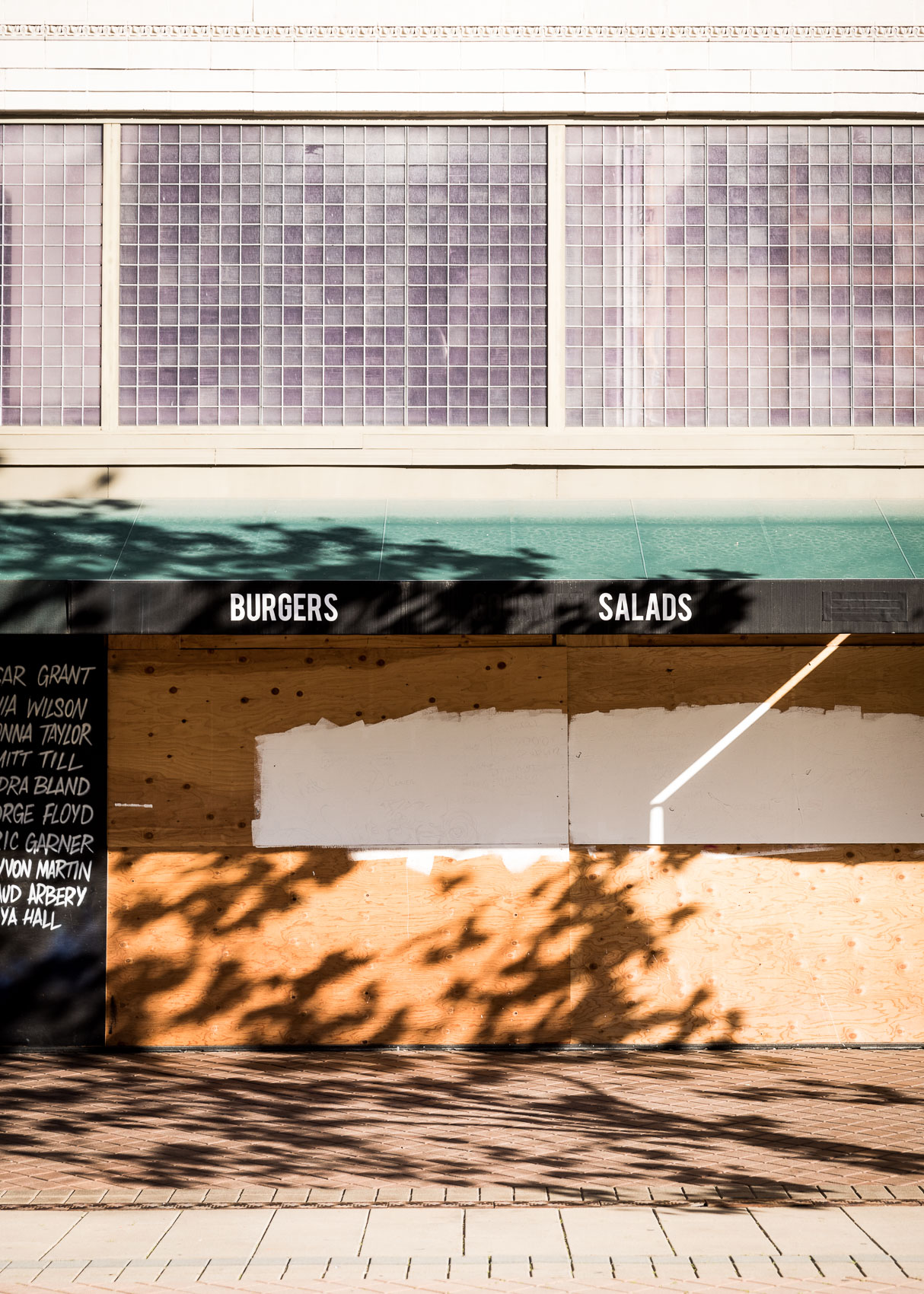 A closed restaurant in downtown Oakland, California. The second way / American Banker | PATRICK STRATTNER PHOTOGRAPHY
